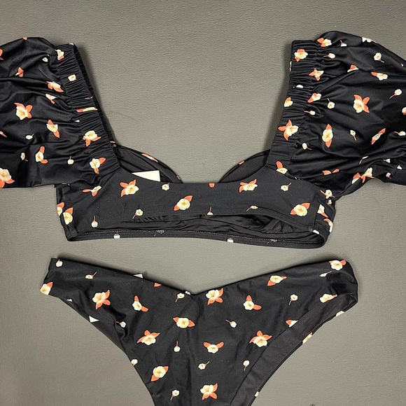 WeWoreWhat Floral Puff-Sleeve Bikini Set
Top & Bottom have different sizes!
#NWT - Picture 5 of 7